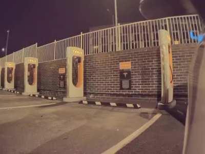 Range Rover driving 3x times over the speed limit crashes into Tesla dealership and eventually ends up onto tube line ( 