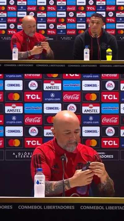 Poha Sampaoli, podiam ter colocado um manual junto da garrafinha