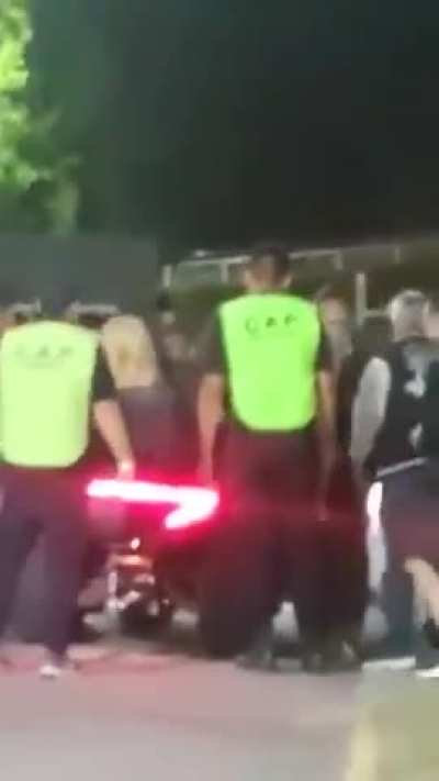 La Plata Recital de los piojos, asi quiso entrar un policia en cuatriciclo con dos acompañantes, en obvio estado de estar bajo influencia de sustancias, genero problemas con los de seguridad.