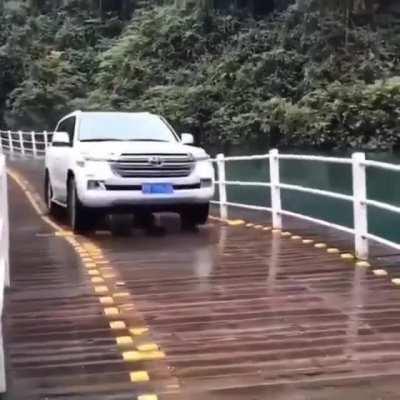 Driving on a floating bridge!🚗🚘🏎️🌉