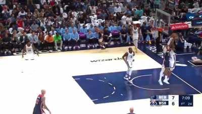 [Highlight] Jordan Poole attempts and misses a Steph Curry no-look three