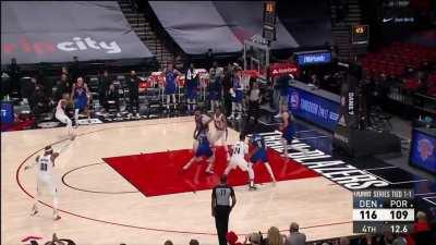 [Highlight] Dame hits a tough step back 3 to make it a 4 point game