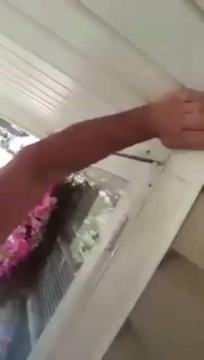 How to easily remove a wasp nest from your house, easy fix!