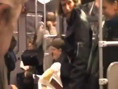 Strangers find out how contagious laughing can be 😆