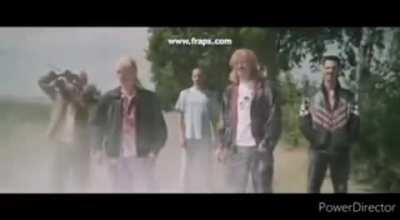 Vom Dieter gerade im WhatsApp Status 😅🤣🤣🤣💥 Die zweite Szene ist aus sonem Film das passt total 😂😂😂 Mir doch egal ob da echte Menschen verreckt sind die Teppichhändler 😅😅, wenigstens müssen die sich zu Hause nicht mehr das Gejammer von der alten anhören 😂😂