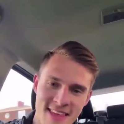 Esta chica era tipo: Eres tan realista, tan... humano.