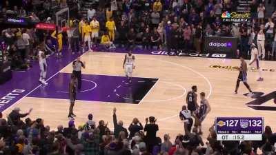 [Highlight] LeBron and DLo on the wrong page with a game-deciding turnover