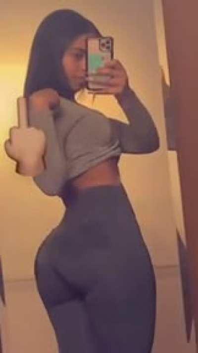 Her bunda looking juicy styll 🤞🏽