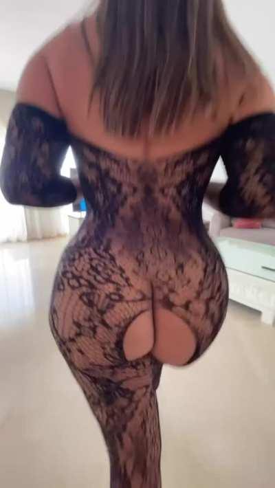 Do we enjoy a fat ass mom walk ?