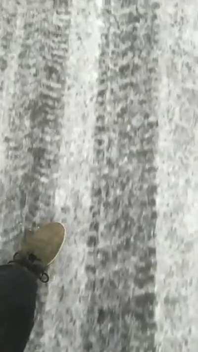 Winterspaß auf Dorfstraße - Eisregen in Mittelhessen