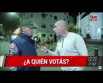 Se nota que está guiando y que son malos actores.