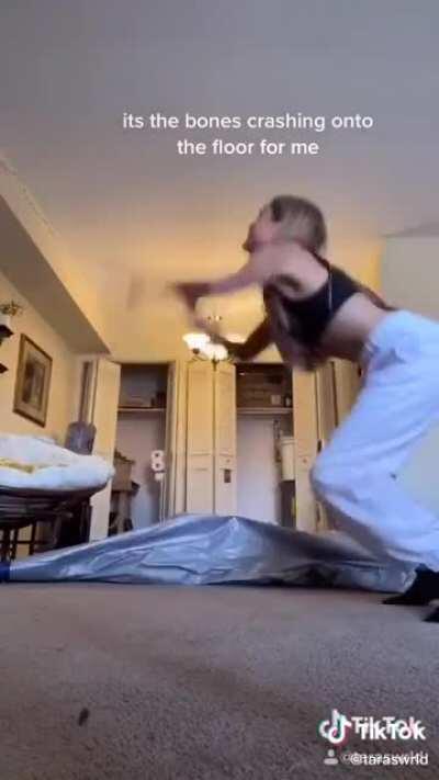 Her tits fell out ...Nipslip