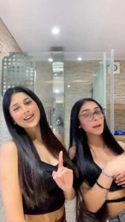 Which one's got the better tits?🥵💦