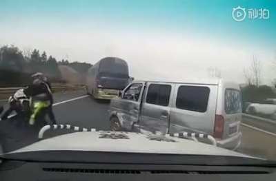 Highway patrol in Jiangxi chase after a suspect refusing to comply with an inspection; during the chase the driver turned around in the middle of the highway and drove in the wrong direction(0:09). January 30, 2019. Anfu county, Jiangxi.