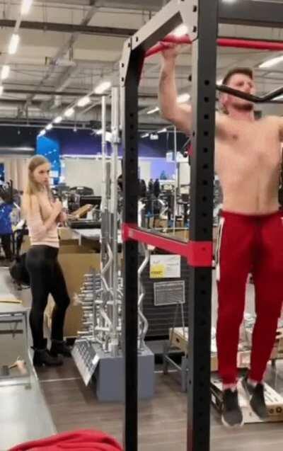 Девушка в джиме