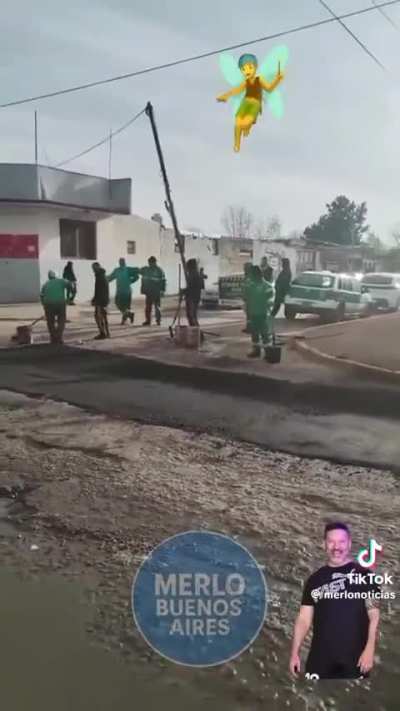 ¡Emocionante! El fenómeno natural más esperado del conurbano ya está sucediendo. Las hadas municipales, que aparecen una vez cada dos años en época de elección, ya salieron a los barrios a tirar sus conocidas capas milimétricas de asfalto.