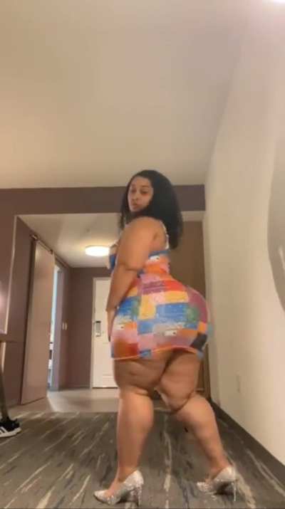 Can she twerk on your lap🧐