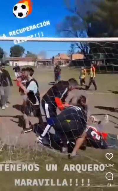 Este video lo tiene todo: perros, creatura, el teto Medina y un arquero con una sola pierna...