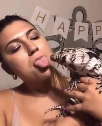Tongue kiss a lizard
