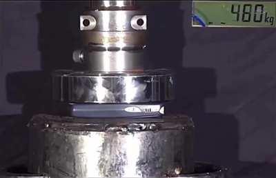 This is how strong the Nokia 3310 is