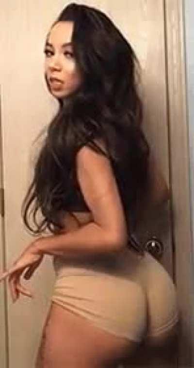 Not again 🥴 can't stop worshipping that ass