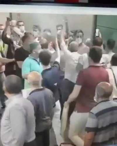 Ayasofya izdihamını engellemek için sefer durdurma kararını uygulayan kadın makiniste uygulanan linç; sorsan beş vakit namaz kılarlar, hacca giderler, Allah korkuları vardır. Nefretinizde, bokunuzda boğulun.