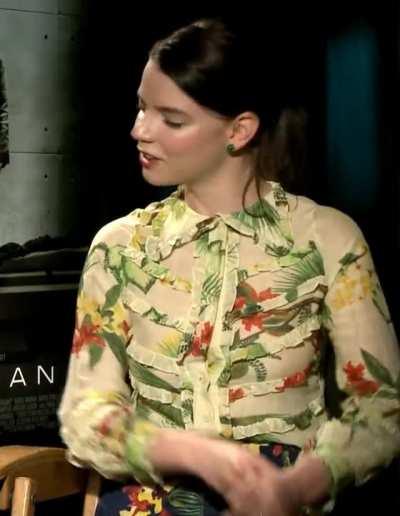 Anya Taylor-Joy look at that jiggle