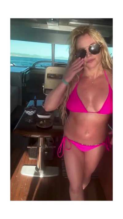 Britney wow so freaking hot  👀😍