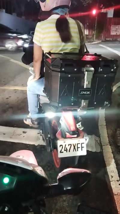 Sakit sa mata man. Di ba bawal to sa LTO?