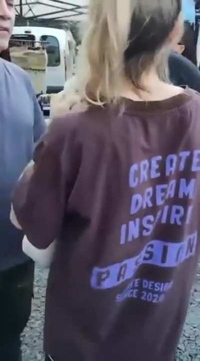 La bronca de los comerciantes de la feria de diseño que se desarrolla en el playón del Estadio de Estudiantes después de descubrir que una chica les había robado de todo