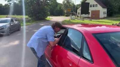 Hier ist das versprochene Video wo der Lord den Zivilpolizisten angreift