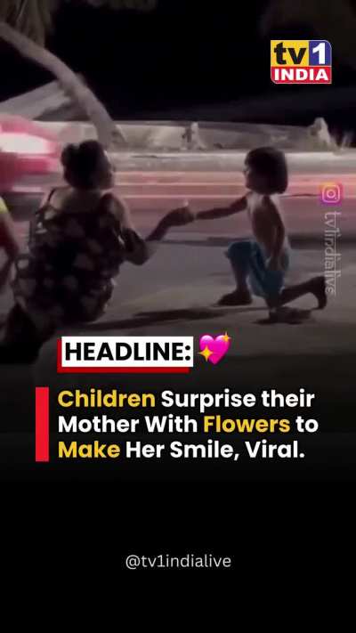 Children surprise their mother with flowers on the street, a moment that melted hearts ❤️
