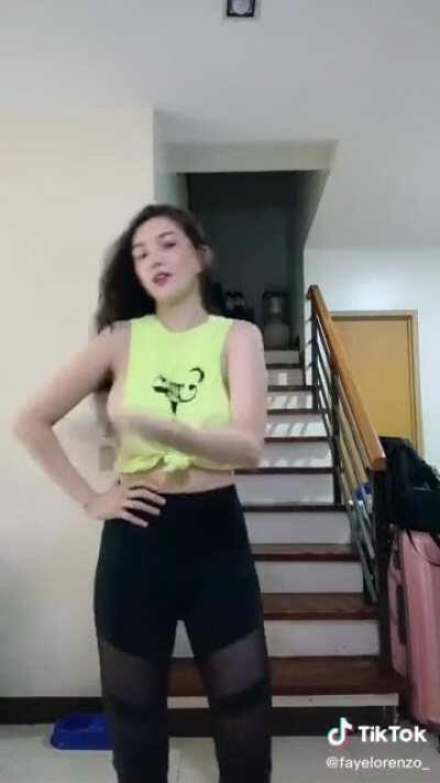 side boob action @fayelorenzo_