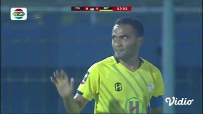 Tahu tidak, apa lagi yang jelek di sepak bola Indonesia selain pemain, PSSI, dan lapangannya?