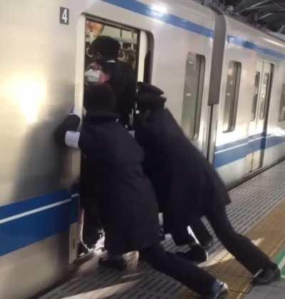 Trains in India 🤝 trains in Tokyo