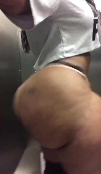 🍑👋🏽 Ass Bouncing👋🏽🍑