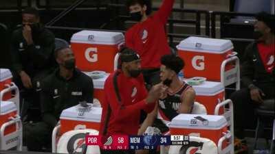 [Highlight] CJ Mccollum dribble dances with Ja Morant then finishes with the lefty floater