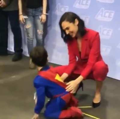 Wonder Woman finding Superman's weakness