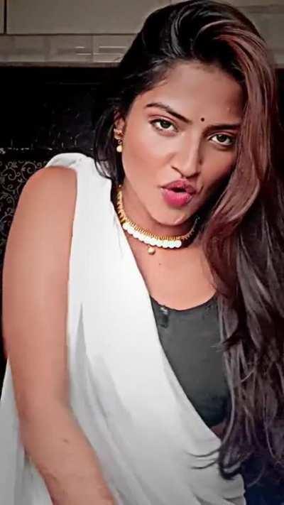 Super Hot Sleeveless Saree Girl Armpit