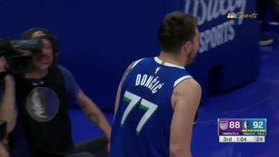 [Highlight] De'Aaron Fox with a confused face as Luka is complaining to the refs again