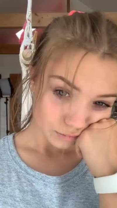 Die Trulla hat Zahnschmerzen, deswegen kann sie wohl nicht arbeiten, also hier noch ein altes TikTok 🤷🏼‍♂️