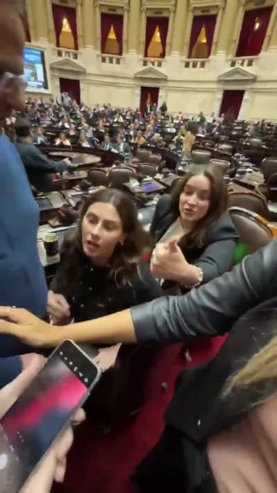 Diputada arroja vaso con agua