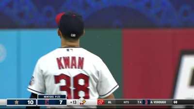 [Highlight] [Highlight] Steven Kwan makes an amazing diving catch to end the top of the 13th that the umpire at first doesn’t see