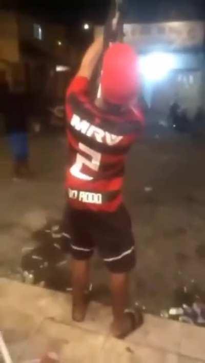 muca abaixa a cabeça moderador: ele morreu? chat: