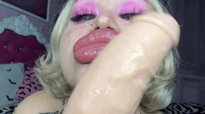 Every alpha man needs such a fuckface for stress relief 🤩