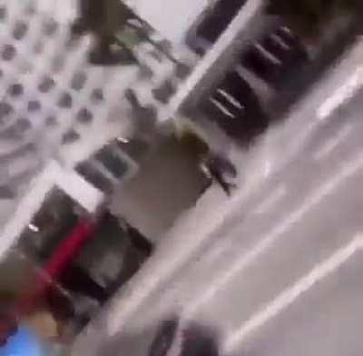 Pelo menos ele sabe falar português.