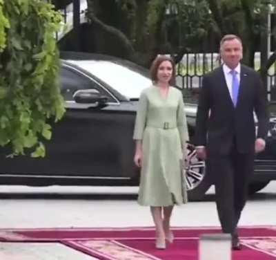 A Komorowski wszedł na krzesło!