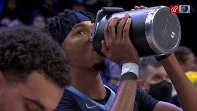 [Highlight] Ziaire Williams takes a sip out of his small water bottle