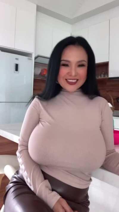 MILF ALERT!! MILF ALERT!!