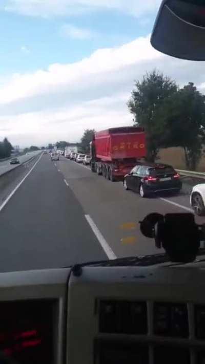 Idiots pile up in the shoulder behind stopped truck thinking it's the exit